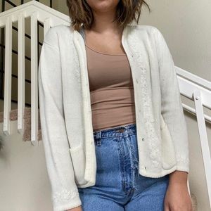 Vintage white cardigan with flower embroidery throughout 🌼